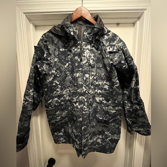 Navy Blue Gore-Tex Jacket. - Picture 1 of 8